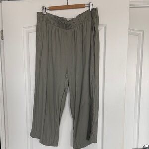Ladies pull on Capris Olive Green Size 18